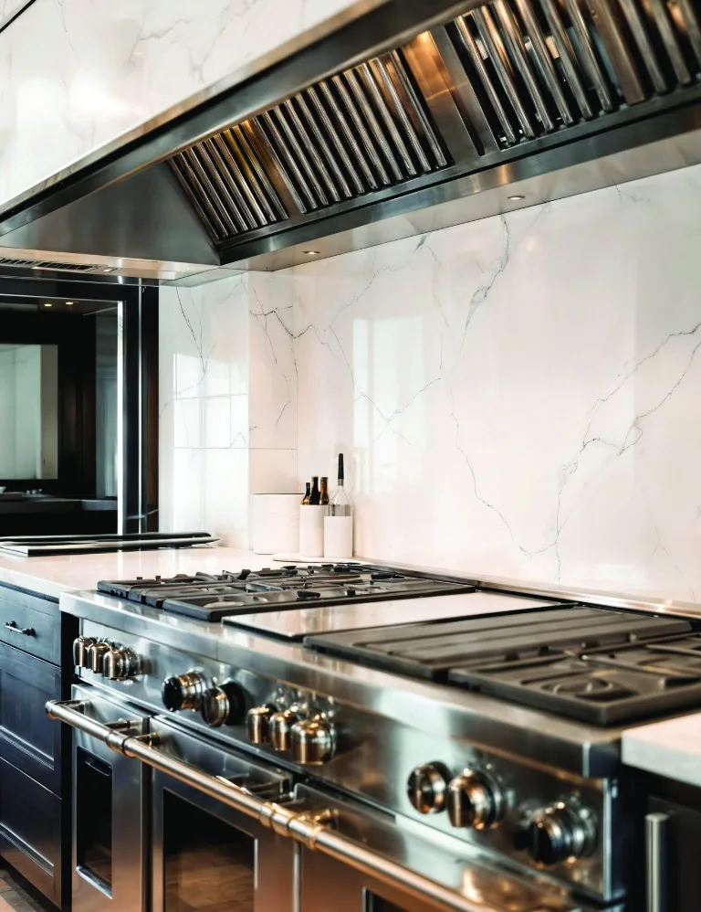 Commercial cooking range protected by a kitchen fire suppression system